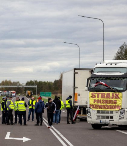 Польські фермери почали пропускати вантажівки через пункт пропуску “Шегині”