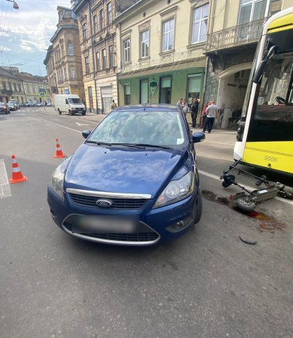 На дорозі — калюжа крові: у Львові сталася ДТП за участю автомобіля та електросамоката