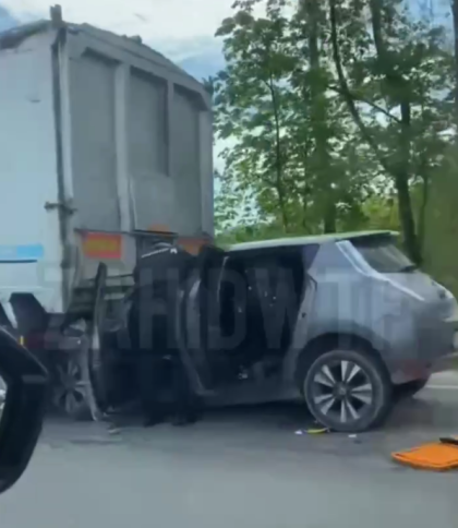 Біля Львова легковик потрапив під вантажівку