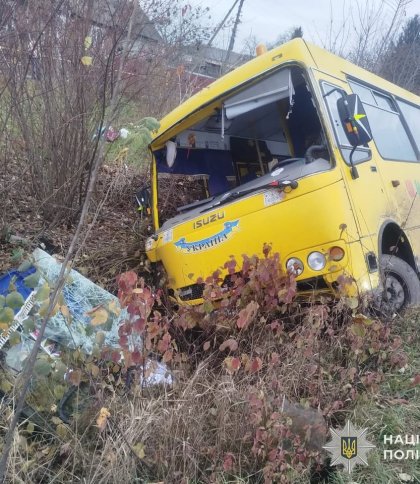 Поблизу Шептицького перекинувся шкільний автобус та постраждали двоє людей