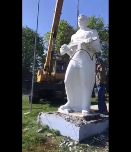 На Львівщині повалили ще один радянський пам’ятник (відео)