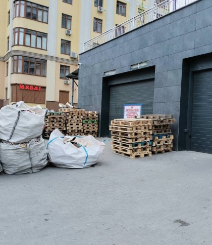 Виносять сміття на проїжджу частину: львів’яни скаржаться на працівників супермаркету