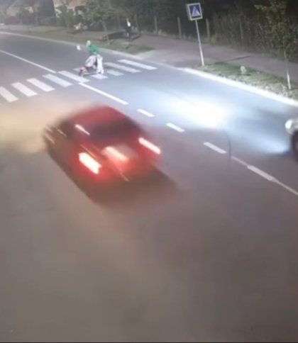 За допомогою камер відеоспостереження виявлено водія, який на швидкості об'їхав жінку з дитиною на пішохідному переході