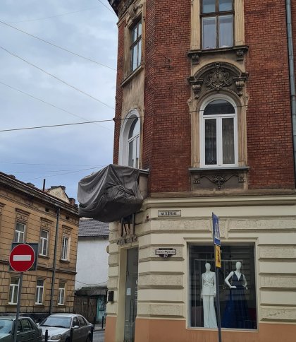 «Ледве не розбила голову»: львів’янка скаржиться на обвалення фасаду на вулиці Франка (фото)