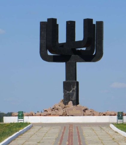 Окупанти пошкодили монумент жертвам Голокосту в Харкові