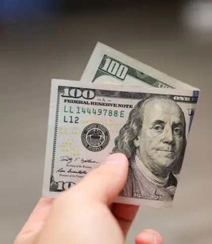 Львівʼянину призначили умовний термін за купівлю Iphone підробленими доларами