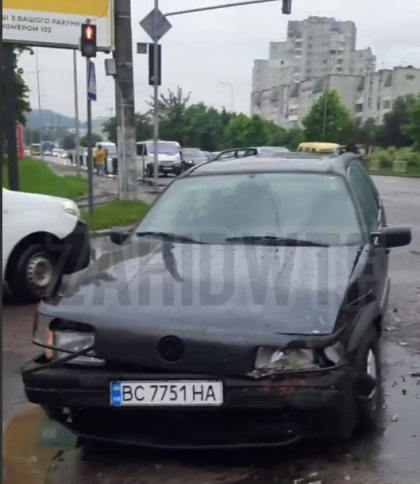 У Львові на Хмельницького врізались дві автівки (відео)