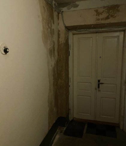 Квартиру заливає, а на стіні тріснула труба: пенсіонерка показала жахливі умови життя на вулиці Любінській