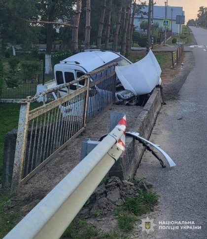 На Львівщині через зіткнення Renault з опорою моста постраждали дитина та 33-річна жінка