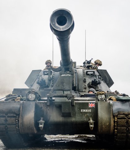 Українські артилеристи прилетіли у Велику Британію для навчань з гарматами AS90