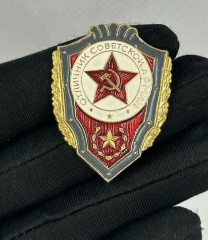 Мешканцю Львівщини судили за продаж радянських відзнак в інтернеті