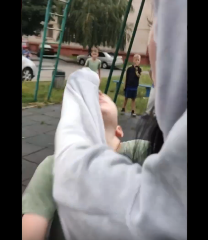 Львів’янки побили малолітнього хлопця на дитячому майданчику