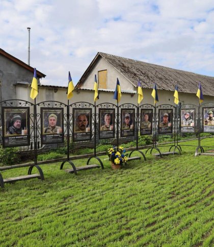 Родинам загиблих воїнів вручили нагороди на відкритті Алеї Героїв на Львівщині
