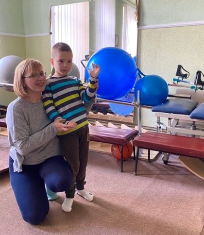 Реабілітологиня з Ірпеня понад 3 місяці працювала з дітьми з інвалідністю у Дрогобичі