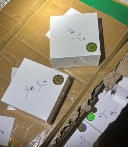 Митники виявили підроблені AirPods і ремені в вантажівці з Польщі