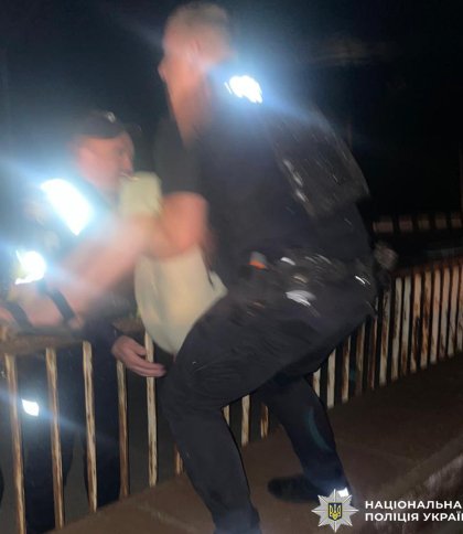 Поліцейські Львівщини стягнули з мосту матір чотирьох дітей, яка намагалася стрибнути