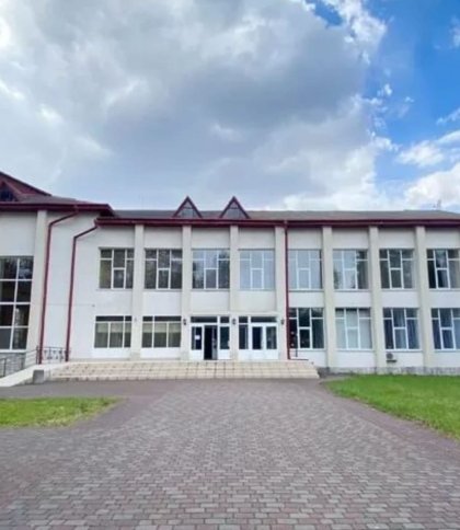 А на момент укладання договору в. о. директора санаторію був Дмитро Головко, який й підписав угоди.
