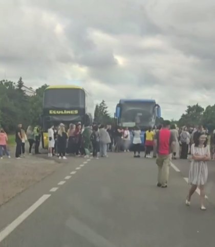 Працівники ТЦК вручили повістку водію автобуса: пасажири перекрили трасу на Львівщині