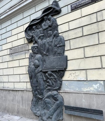 З будинку у центрі Львова зняли скульптурну композицію радянських часів
