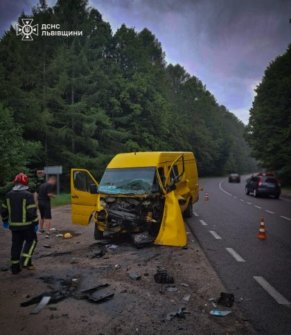 Біля Львова в аварії з мікроавтобусом постраждали двоє чоловіків