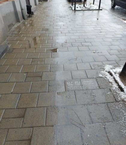 У центрі Львова скаржаться на хідник, в якому просіла плитка (фото)