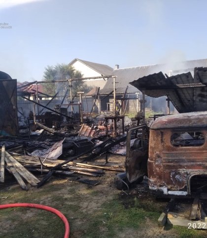 На Львівщині згоріла дерев’яна господарська будівля