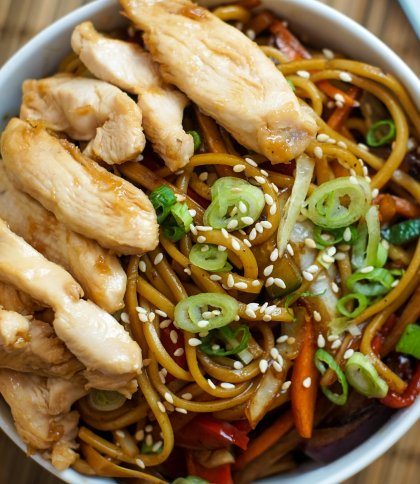 Локшина удон з куркою та овочами: рецепт швидкої вечері