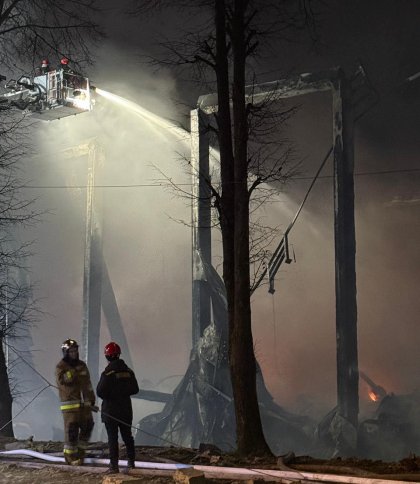 У Львові рятувальники продовжують гасити пожежу після російського обстрілу