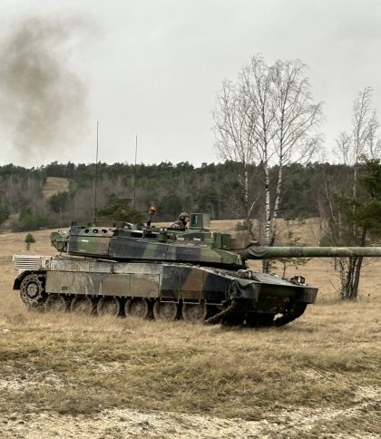 Військові навчання у Франції. На фото — танк, з башти якого видно танкіста, фото Politico/Laura Kayali