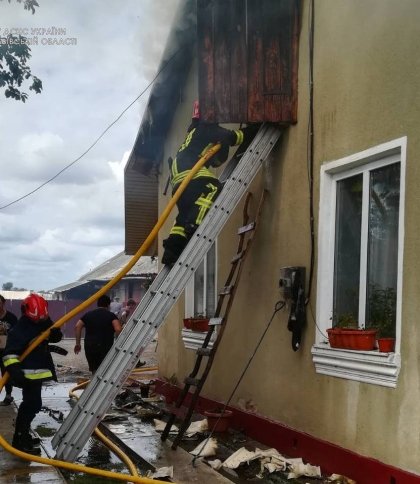 У Львівському районі пожежники врятували житловий будинок від знищення вогнем (фото)