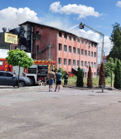 У Львові виникла пожежа на чотириповерховому швейному підприємстві