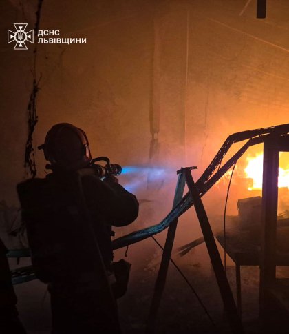 Майже 50 рятувальників гасили масштабну пожежу на складі в Городку