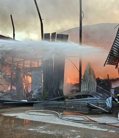 Рятувальник розповів, що ускладнює гасіння пожежі на складах у Львові, куди влучив безпілотник. Відео
