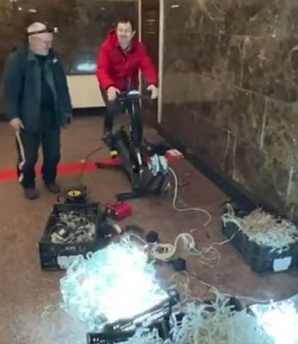 Раз, два, три — педалі крути: у Києві встановили ялинку, яка підсвічується у цікавий спосіб