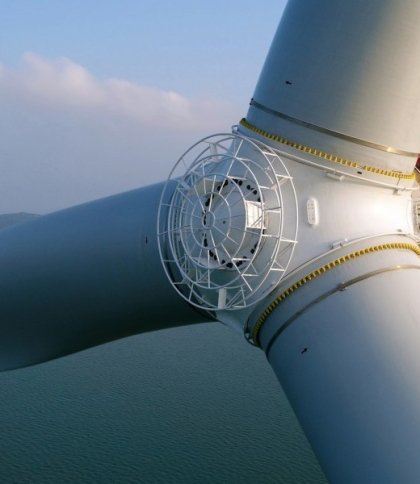 Китай споруджує найбільші у світі вітрову турбіну та сонячну електростанцію