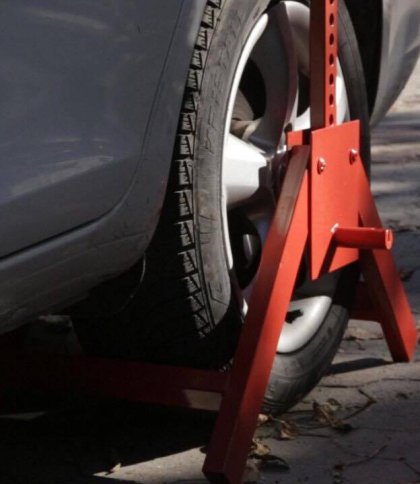На Львівщині поліцейські почали блокувати колеса авто за порушення паркування