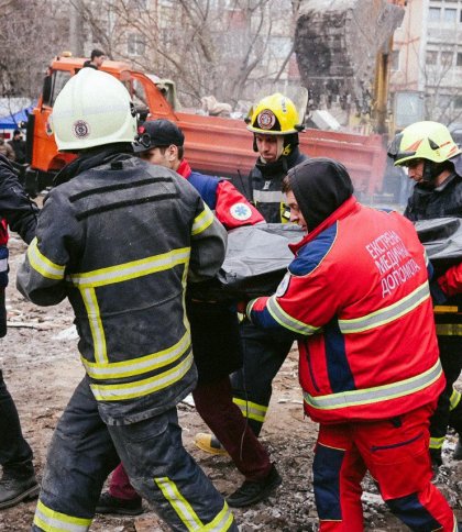 Рятувальники шукають людей під завалами багатоповерхівки в Одесі, частина якої обвалилася після російської атаки, 2 березня 2024, фото ДСНС