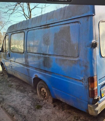 З вулиць Львова приберуть ще 24 покинуті авто — серед них занедбаний бус