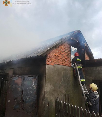 Внаслідок пожежі на Львівщині отруїлися троє людей