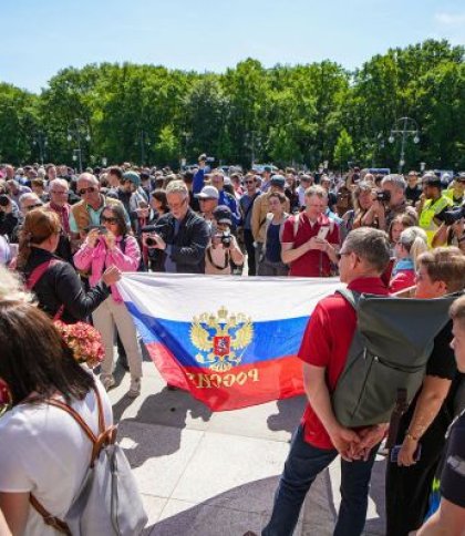 Російським прапорам бути: суд в Берліні дозволив використовувати російську символіку 9 травня