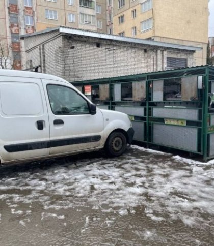 У Львові водіїв просять не паркуватися поряд зі сміттєвими контейнерами: будуть евакуйовувати авто