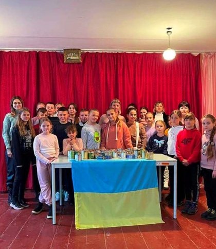 На Яворівщині школярі виготовляють окопні свічки для військових: чим можна допомогти