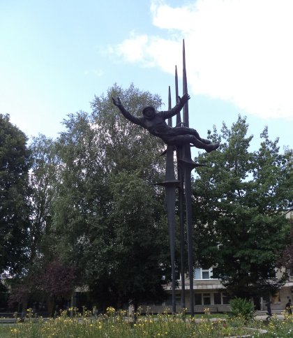 У Львові демонтують пам’ятник Валентині Терешковій