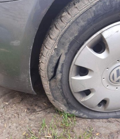 У Львові в одному з районів поцарапали автівки та порізали шини: очевидців просять зголоситися