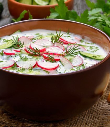 Окрошка на кефірі, сметані та без м’яса: рецепти освіжаючого літнього супу