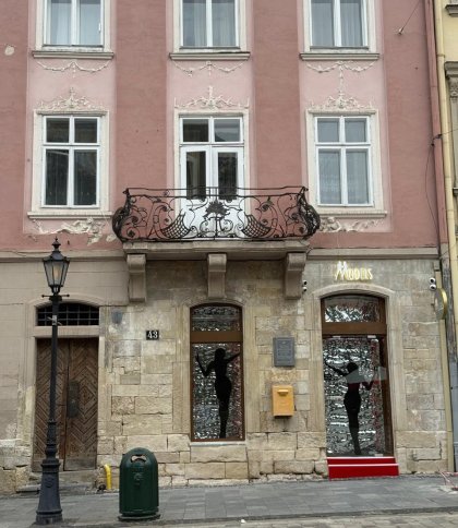 У центрі Львова незаконно відкрили еротичний шоу-бар у кам’яниці XVIII століття