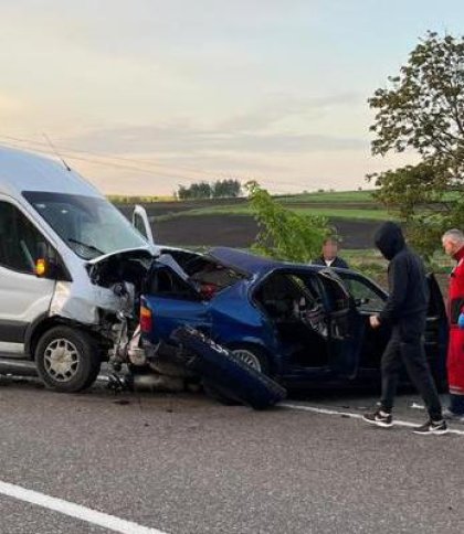 На Львівщині у ДТП зіткнулися мікроавтобус та авто