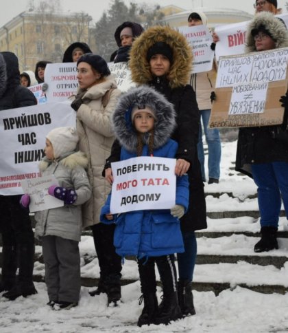 У Львові, Києві та Запоріжжі рідні військових зібралися на мирні мітинги за демобілізацію