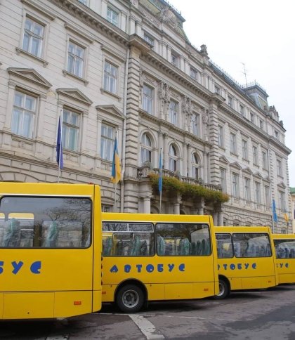 12 громад Львівщини отримали нові автобуси «Школярик»