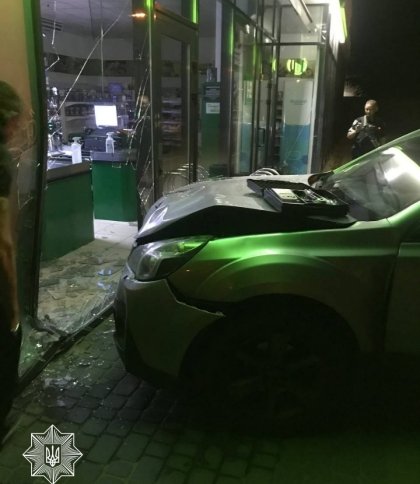 На Замарстинівській п'яний водій Subaru врізався у вітрину магазину (фото)